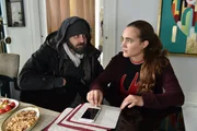 Daniel (Raphael Vogt, l.) gibt Maria (Josephine Martz, r.) Tipps f&uuml;r ihr Liebesleben. Ob sie auf ihn h&ouml;ren wird?