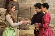 Lady Grace (Evie Coles, l.) und ihre besten Freunde Ellie (Carys John, r.), eine junge Bedienstete am Hof, und Hofnarr Masou (Rafael Alessandro, M.). sind unzertrennlich. Gemeinsam kommen sie am englischen Königshof Intrigen und Geheimnissen auf die Spur. Lady Grace (Evie Coles, l.) und ihre besten Freunde Ellie (Carys John, r.), eine junge Bedienstete am Hof, und Hofnarr Masou (Rafael Alessandro, M.). sind unzertrennlich. Gemeinsam kommen sie am englischen Königshof Intrigen und Geheimnissen auf die Spur.