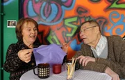Tante Erna und Alois finden schnell ein gemeinsames Thema: das liebe Geld. Von links: Tante Erna (Petra Kelling) und Alois Preissinger (Erich Hallhuber).