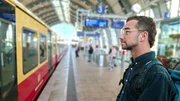 Viele Menschen in Deutschland pendeln mit Bus und Bahn, zwei Drittel aber mit dem Auto.