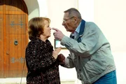 Bayerisches Fernsehen DAHOAM IS DAHOAM, FOLGE 1511, "Tante Erna kommt". Als Tante Erna nicht aufh&ouml;rt zu reden, wird Alois doch grantig. Von links: Tante Erna (Petra Kelling) und Alois Preissinger (Erich Hallhuber).