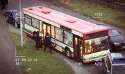 Geiselnahme in einem Linienbus mitten in Frankfurt: Ein ehemaliger Polizeibeamter, vor kurzem aufgrund eines konkreten Korruptionsverdachts entlassen, hat den Bus während der Fahrt in seine Gewalt gebracht und bedroht den Fahrer und die Passagiere nun mit einer Dienstwaffe ... Geiselnahme in einem Linienbus mitten in Frankfurt: Ein ehemaliger Polizeibeamter, vor kurzem aufgrund eines konkreten Korruptionsverdachts entlassen, hat den Bus während der Fahrt in seine Gewalt gebracht und bedroht den Fahrer und die Passagiere nun mit einer Dienstwaffe ...