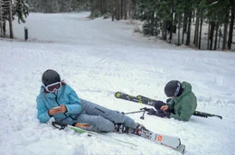 W&auml;hrend einer Pause vom Skifahren vertiefen sich Johanna (Emily Kusche) und Finn (Enzo Brumm) in ihre Handys.
