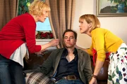 MDR Fernsehen ALLES KLARA, FOLGE 8, "Der Würstchenmörder", am Montag (05.05.14) um 22:50 Uhr. Grillabend mit üblen Folgen: Panisch betten Klara (Wolke Hegenbarth, r.) und ihre Schwester Sylvia (Winnie Böwe, l.) den bedauernswerten Paul Kleinert (Felix Eitner, M.) aufs heimische Sofa - ihn hat ein allergischer Schock ereilt. MDR Fernsehen ALLES KLARA, FOLGE 8, "Der Würstchenmörder", am Montag (05.05.14) um 22:50 Uhr. Grillabend mit üblen Folgen: Panisch betten Klara (Wolke Hegenbarth, r.) und ihre Schwester Sylvia (Winnie Böwe, l.) den bedauernswerten Paul Kleinert (Felix Eitner, M.) aufs heimische Sofa - ihn hat ein allergischer Schock ereilt.
