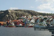 Der Ort Fjällbacka gilt als einer der schönsten der schwedischen Nordseeküste. Der rund 74 Meter hohe Vetteberg prägt das Ortsbild. Der Ort Fjällbacka gilt als einer der schönsten der schwedischen Nordseeküste. Der rund 74 Meter hohe Vetteberg prägt das Ortsbild.