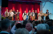 Tom & Basti, De Gschubstn, Roland Hefter, Jürgen Kirner, Tobi Boeck, Bianca Bachmann, Geschwister Kainzmaier, Bernhard Gruber und Berni Filser. Tom & Basti, De Gschubstn, Roland Hefter, Jürgen Kirner, Tobi Boeck, Bianca Bachmann, Geschwister Kainzmaier, Bernhard Gruber und Berni Filser.