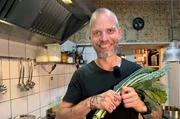 Dirk Schritt kündigte seinen sicheren Job an der Frankfurter Börse, machte seine vegane Leidenschaft zum Beruf und eröffnete in Geisenheim sein veganes Restaurant "Zwei und Zwanzig". Dirk Schritt kündigte seinen sicheren Job an der Frankfurter Börse, machte seine vegane Leidenschaft zum Beruf und eröffnete in Geisenheim sein veganes Restaurant "Zwei und Zwanzig".