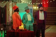 Stu (Mike Mitchell, r.) freundet sich immer mehr mit Mike (Tahj Vaughans, l.) und Dave (Johnno Wilson, M.) an. Doch ausgerechnet dabei begeht er einen folgenschweren Fauxpas, durch den lange gehütete Geheimnisse ans Licht kommen. Stu (Mike Mitchell, r.) freundet sich immer mehr mit Mike (Tahj Vaughans, l.) und Dave (Johnno Wilson, M.) an. Doch ausgerechnet dabei begeht er einen folgenschweren Fauxpas, durch den lange gehütete Geheimnisse ans Licht kommen.