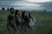 Um sich auf den Wettkampf vorzubereiten, müssen sich John (Anthony Mackie, l.), Dollface (Tiana Okoye, 2.v.l.), Quiet (Stephanie Beatriz, 2.v.r.) und Mayhem (Saylor Bell Curda, r.) mit passender Ausrüstung ausstatten, um ihre Chancen auf den Sieg zu erhöhen. Um sich auf den Wettkampf vorzubereiten, müssen sich John (Anthony Mackie, l.), Dollface (Tiana Okoye, 2.v.l.), Quiet (Stephanie Beatriz, 2.v.r.) und Mayhem (Saylor Bell Curda, r.) mit passender Ausrüstung ausstatten, um ihre Chancen auf den Sieg zu erhöhen.