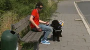 Dabei bekommt er Hilfe von einem ganz besonderen Hund.
