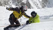 Zwei Personen in einem Berggebiet