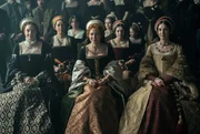 v.l.n.r.: Mary Tudor (Romola Garai), Elizabeth Tudor (Alicia von Rittberg) und Catherine Parr (Jessica Raine).