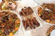 Shuwa &ndash; ein Gericht aus Lammfleisch &ndash; wird in Oman traditionell an hohen Feiertagen serviert, und nicht selten kommt f&uuml;r diesen Schmaus das ganze Dorf zusammen.