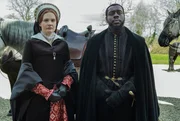 Mary Tudor (Romola Garai, l.) und Pedro (Ekow Quartey, r.).