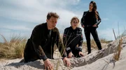 Tjark (Hendrik Duryn), Femke (Pia-Micaela Barucki) und Ceylan (Yasemin Cetinkaya) machen eine Entdeckung in den Dünen. Tjark (Hendrik Duryn), Femke (Pia-Micaela Barucki) und Ceylan (Yasemin Cetinkaya) machen eine Entdeckung in den Dünen.
