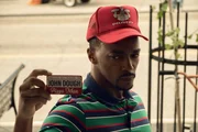 John Doe (Anthony Mackie) hat sein neues Leben als Insider satt. Mit allen Tricks versucht er, aus der Stadt zu fliehen und Quiet zu finden. John Doe (Anthony Mackie) hat sein neues Leben als Insider satt. Mit allen Tricks versucht er, aus der Stadt zu fliehen und Quiet zu finden.