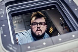 KC Houseman (John Bradley) kann es kaum glauben: Er ist auf dem Weg ins All.