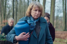 Lissy Lunies (Corinna Harfouch) tr&auml;gt die Asche ihres Mannes zu Grabe.