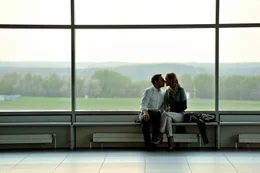 Anne (Katja Flint) und Gregor (Richy M&uuml;ller) genie&szlig;en den zauberhaften Moment ihres ersten Kusses.