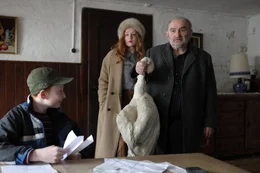 Der Holznerbub Moritz (Xari Wimbauer, links) hat beim gemeinsamen Spaziergang ohne schlechtes Gewissen einen Schwan abgemurkst. Kriminalkommissar Kreuzeder (Sigi Zimmerschied) und Polizeipsychologin Dr. M&auml;rz (Brigitte Hobmeier) k&ouml;nnen das kaum fassen.