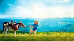 Antoinette (Laure Calamy) bei der Ankunft mit Patrick in einem Dorf der Cevennen.