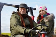 Gottfried (Christian Pätzold) hat Klara (Elena Jesse) aus der Schule geholt, damit sie mit seiner Mutter redet, mit der er selbst jeden Kontakt verweigert. Diesen Gefallen wird Klara sich aber bezahlen lassen. Gottfried (Christian Pätzold) hat Klara (Elena Jesse) aus der Schule geholt, damit sie mit seiner Mutter redet, mit der er selbst jeden Kontakt verweigert. Diesen Gefallen wird Klara sich aber bezahlen lassen.