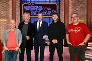 Moderator Kai Pflaume (M.) und seine Rateteam-Kapit&auml;ne Bernhard Ho&euml;cker (l.) und Elton (r.) begr&uuml;&szlig;en in dieser Sendung den Musiker und Frontmann der Band "H&ouml;hner" Henning Krautmacher (2.v.l.) und den Musiker Moritz Garth (2.v.r.).