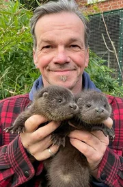 Christian Erdmann mit zwei Fischotterwaisen Christian Erdmann mit zwei Fischotterwaisen