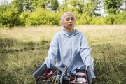 Amani (Tua El Fawwal) praktiziert ihr Wohlfühlprogramm. Amani (Tua El Fawwal) praktiziert ihr Wohlfühlprogramm.