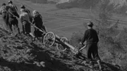 Kam selbst noch in den Sechzigerjahren vor: Menschen ziehen den Pflug selbst. Kam selbst noch in den Sechzigerjahren vor: Menschen ziehen den Pflug selbst.