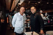 K&uuml;chenchef Guillaume Galliot (vorne, r.) und Martin Klein, Executive Chef des Hangar-7, posieren in der K&uuml;che des Restaurants Caprice im Four Seasons Hotel in Hongkong f&uuml;r ein Portr&auml;t.