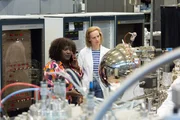 Als Physikerin Emmy (Nele Niemeyer, r.) Marla (Thelma Buabeng, l.) von ihrer Wundermaschine erzählt, wird sie hellhörig: Eine Maschine, die Energie erzeugt, ganz ohne dass man etwas dafür tun muss? Ist das möglich? Als Physikerin Emmy (Nele Niemeyer, r.) Marla (Thelma Buabeng, l.) von ihrer Wundermaschine erzählt, wird sie hellhörig: Eine Maschine, die Energie erzeugt, ganz ohne dass man etwas dafür tun muss? Ist das möglich?