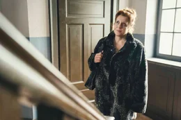 Damit der Wirt in der Nacht mal ein leeres Bett vorfindet, geht Gerda (Luise Kinseher) zu Kreuzeder nach Hause.