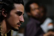 R&uuml;ckblick: Ettore (Luigi Fedele) gibt afrikanischen Sch&uuml;lern Italienischunterricht.