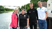 Moderatorin Sabine Heinrich (l.) bereist den Westen und trifft im Trainingszentrum des Deutschlandachters in Dortmund Bundestrainerin Sabine Tschäge (2. v. l.) und die Ruderer Olaf Roggensack (2. v. r.) und Sönke Kruse (r.). Moderatorin Sabine Heinrich (l.) bereist den Westen und trifft im Trainingszentrum des Deutschlandachters in Dortmund Bundestrainerin Sabine Tschäge (2. v. l.) und die Ruderer Olaf Roggensack (2. v. r.) und Sönke Kruse (r.).