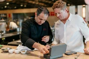 v.li.: K&uuml;chenchef Guillaume Galliot und Martin Klein, Executive Chef des Hangar-7, besprechen die Details der Zubereitung in der K&uuml;che des Caprice im Four Seasons. Hongkong, 19. August 2026