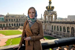 Anne (Katja Flint) vor der Kulisse des Dresdner Zwingers.