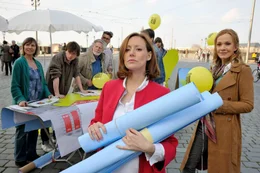 Anne (Katja Flint, r.) ist vom Kampfgeist ihrer Tochter Jess (Lavinia Wilson, vorne) beeindruckt.