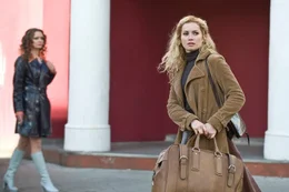 Siggi (Cornelia Gr&ouml;schel) geht durchs Viertel.