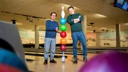 Checker Julian mit Balance-Künstler Volker beim Bowlingkugeln-Stapeln Checker Julian mit Balance-Künstler Volker beim Bowlingkugeln-Stapeln