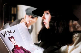 Viviane Denvers (Isabelle Adjani) liest die Zeitschrift &bdquo;Vogue&ldquo;.