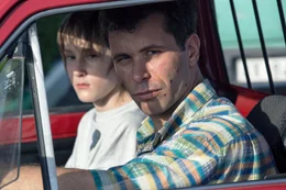 Geremia Guerrini (Justin Korovkin, hinten) und Amelio Guerrini (Gabriel Montesi) im Auto. Weiteres Bildmaterial finden Sie unter www.br-foto.de.
