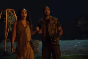 Dollface (Tiana Okoye, l.) führt John (Anthony Mackie, r.) zu einem Ort aus ihrer Kindheit, in der Hoffnung, dadurch seine Erinnerungen zu wecken. Doch schnell wird deutlich, dass der Ort kaum noch dem entspricht, was er in Erinnerung hat. Stattdessen begegnen die beiden dort seltsamen Gestalten. Dollface (Tiana Okoye, l.) führt John (Anthony Mackie, r.) zu einem Ort aus ihrer Kindheit, in der Hoffnung, dadurch seine Erinnerungen zu wecken. Doch schnell wird deutlich, dass der Ort kaum noch dem entspricht, was er in Erinnerung hat. Stattdessen begegnen die beiden dort seltsamen Gestalten.