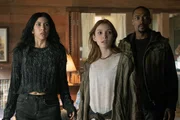 Nach dem blutrünstigen Finale flüchten Quiet (Stephanie Beatriz, l.), Mayhem (Saylor Bell Curda, M.) und John (Anthony Mackie, r.) in die Waldhütte von Johns Großvater. Dort schaffen sie sich ein ruhiges und friedliches Zuhause. Doch ihr vermeintlich sicheres Leben im Unterschlupf währt nur von kurzer Dauer. Nach dem blutrünstigen Finale flüchten Quiet (Stephanie Beatriz, l.), Mayhem (Saylor Bell Curda, M.) und John (Anthony Mackie, r.) in die Waldhütte von Johns Großvater. Dort schaffen sie sich ein ruhiges und friedliches Zuhause. Doch ihr vermeintlich sicheres Leben im Unterschlupf währt nur von kurzer Dauer.