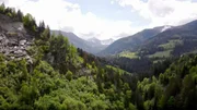 Der Grimming, der höchste freistehende Berg Europas, bildet die beeindruckende Kulisse der steirischen Gemeinde Sankt Martin. Wie ein steinerner Riese liegt der Grimming zwischen dem Ennstal und dem Hinterberger Tal in der Obersteiermark. An seinen steilen Hängen hat sich das traditionelle alpine Leben über die Generationen erhalten. Der Grimming, der höchste freistehende Berg Europas, bildet die beeindruckende Kulisse der steirischen Gemeinde Sankt Martin. Wie ein steinerner Riese liegt der Grimming zwischen dem Ennstal und dem Hinterberger Tal in der Obersteiermark. An seinen steilen Hängen hat sich das traditionelle alpine Leben über die Generationen erhalten.
