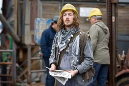 Vollo (Tino Mewes) verteilt  Flugbl&auml;tter auf der Werft.