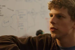 Aus einer Laune heraus gr&uuml;ndet der 20-j&auml;hrige Harvard-Student Mark Zuckerberg (Jesse Eisenberg) die weltweit erfolgreichste Network Plattform und wird damit innerhalb k&uuml;rzester Zeit zum Milliard&auml;r. Doch der unerwartete Ruhm und das viele Geld bringen nicht nur Positives ...