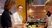 Die ehemalige Brokerin Anna Schmidt (2.v.l.) hat sich nach der Geburt ihrer drei Kinder gegen das Arbeiten an den Finanzmärkten entschieden, das Koch-Diplom an der renomierten Londoner Kochschule "Le Cordon Bleu" erworben und betreibt heute die Frankfurter Kochschule "Frankfurt for Cooks". Die ehemalige Brokerin Anna Schmidt (2.v.l.) hat sich nach der Geburt ihrer drei Kinder gegen das Arbeiten an den Finanzmärkten entschieden, das Koch-Diplom an der renomierten Londoner Kochschule "Le Cordon Bleu" erworben und betreibt heute die Frankfurter Kochschule "Frankfurt for Cooks".
