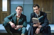 Nowotny (Filip Antonio, li.) und &Scaron;varc (Antonio &Scaron;oposki, re.) w&uuml;nschen sich zu Beginn der 1930er Jahre ein besseres Miteinander zwischen den Tschechen und der deutschsprachigen Minderheit.