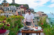 In Vernazza kümmert sich Margherita Ermirio um die Trockenmauern in den steilen Hängen. Aus den Zitronen, die dort wachsen, kocht sie Marmelade und backt daraus einen Kuchen. In Vernazza kümmert sich Margherita Ermirio um die Trockenmauern in den steilen Hängen. Aus den Zitronen, die dort wachsen, kocht sie Marmelade und backt daraus einen Kuchen.